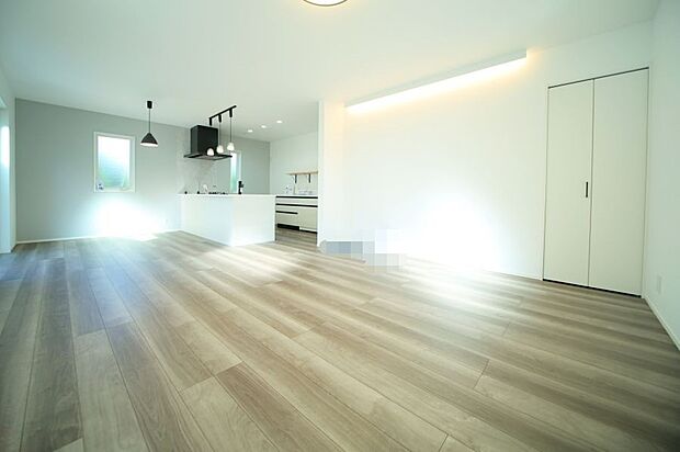 広々としたＬＤＫ20帖です！　南向きの明るいリビングとなっております♪