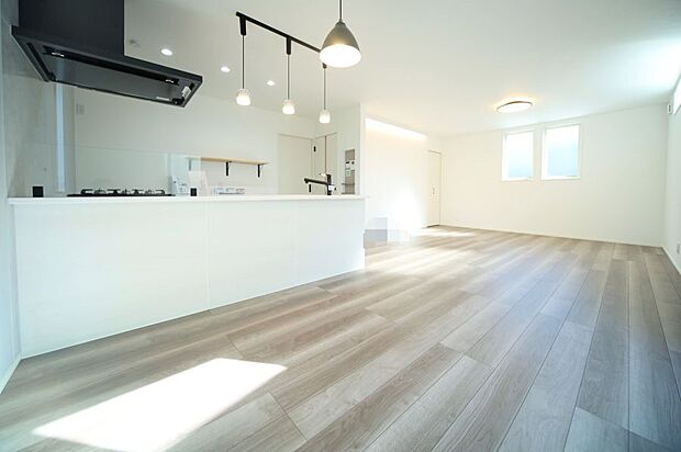 明るい光が差し込む、心地のよいリビングでございます♪