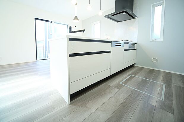 ペニンシュラキッチンです！　キッチンからリビングが見晴らせますね♪