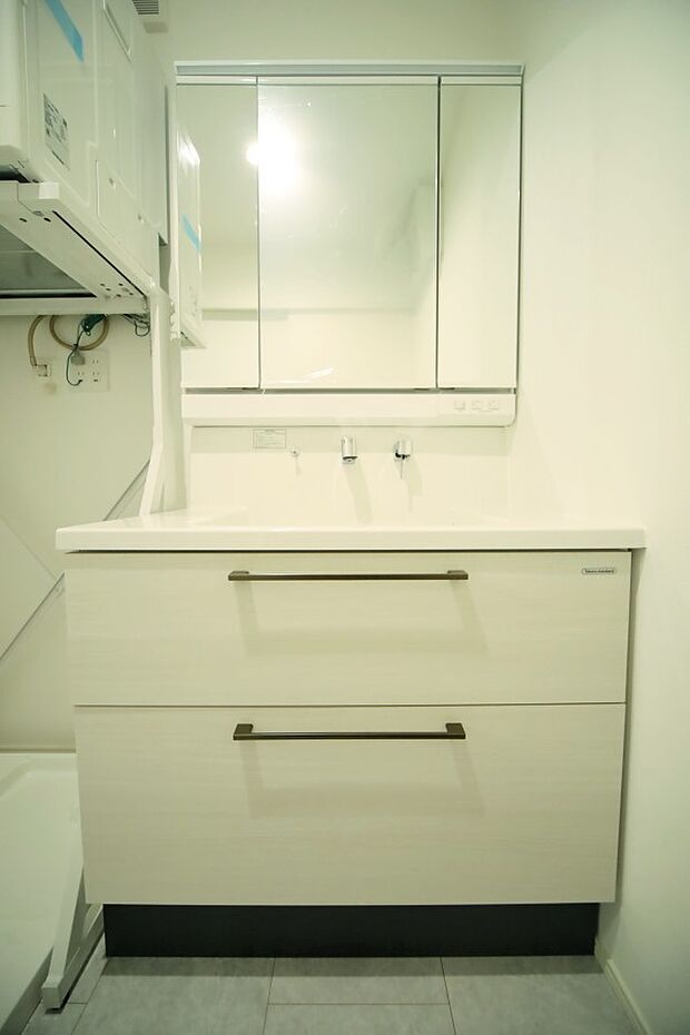 三面鏡のシャンプードレッサーで、お出かけ前の身支度もスムーズに♪