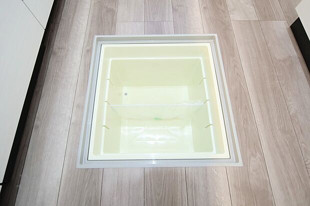 調味料などのストックに便利な、床下収納がございます♪