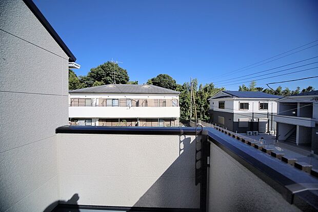 お洗濯物が良く乾きそうな、東向きのバルコニーです♪