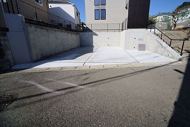 カースペース2台! 道路とフラットですので、車庫入れがしやすいですね♪