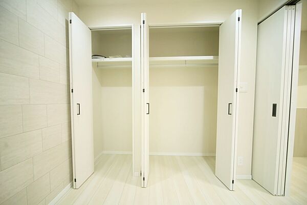 ワイドなクロゼットで、お部屋がスッキリ片付きそうですね♪
