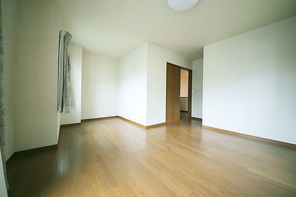 バルコニーに面した、洋室は広々と使えます♪
