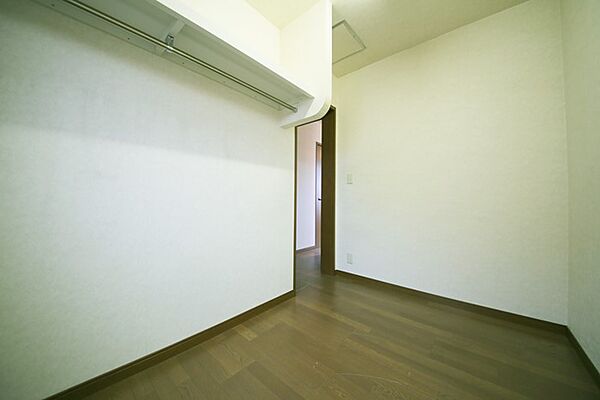 独立したウォークインクローゼット付きで、お部屋がスッキリ片付きそうですね♪