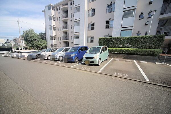 敷地内駐車場です（空き状況はお問合せ下さい。）