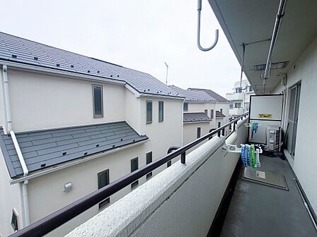 4階部分の3方角部屋で、陽当り風通し良好となっております♪
