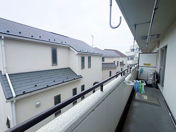 4階部分の3方角部屋で、陽当り風通し良好となっております♪