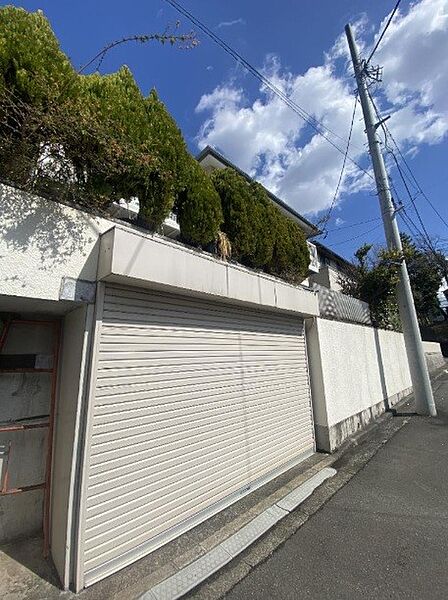 シャッター付き地下車庫です！　前面道路は南公道5．5Ｍに面しております♪