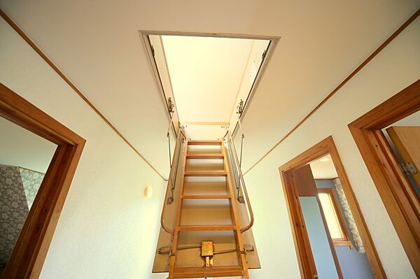 小屋裏収納付きで、お荷物の収納がはかどりますね♪