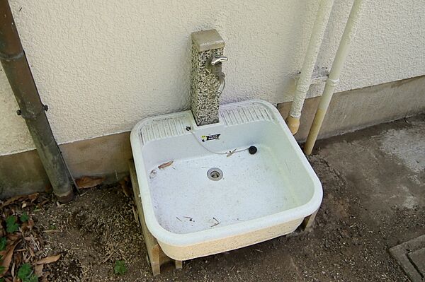 お庭のお手入れなどにも便利な、外水栓がございます。