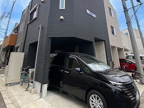 カースペースは道路とフラットで、車庫入れがしやすそうですね♪