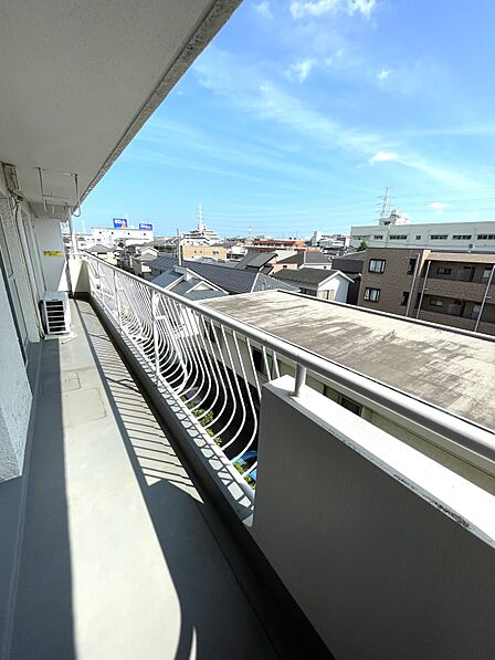 お洗濯物が良く乾きそうな、南西向きのワイドバルコニーです♪