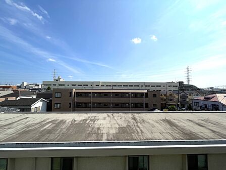 最上階の南西向きで、陽当り眺望良好となっております♪
