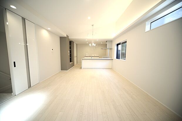 ＬＤＫ約20帖！　明るい光が差し込むリビングでございます♪