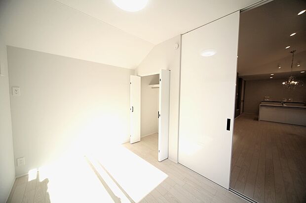 リビングと続き間の、洋室4.3帖となっております♪