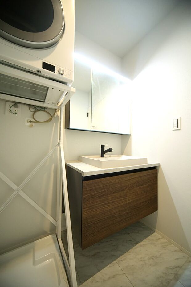 三面鏡のシャンプードレッサーで、お出かけ前の身支度もスムーズに♪