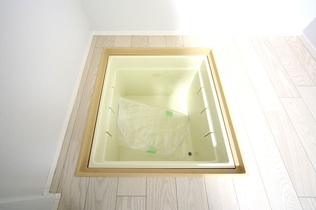 調味料などのストックに便利な、床下収納がございます♪