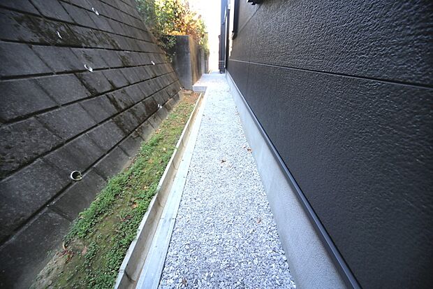 玄関周辺はスペースがございますので、植栽を楽しめそうですね♪