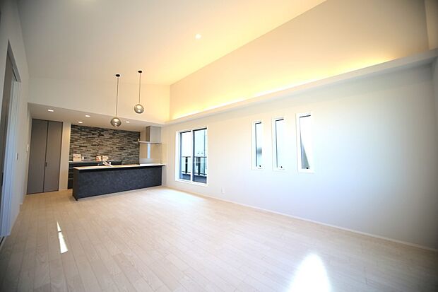 明るい光が差し込む、心地のよいリビングでございます♪