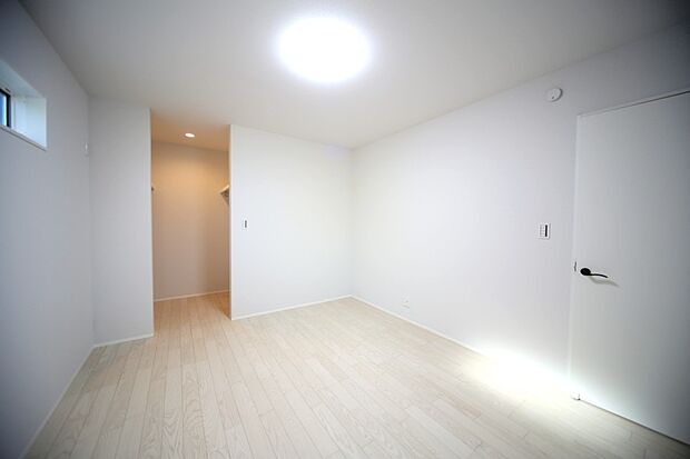 ウォークインクロゼットの有る、洋室7．7帖となっております♪