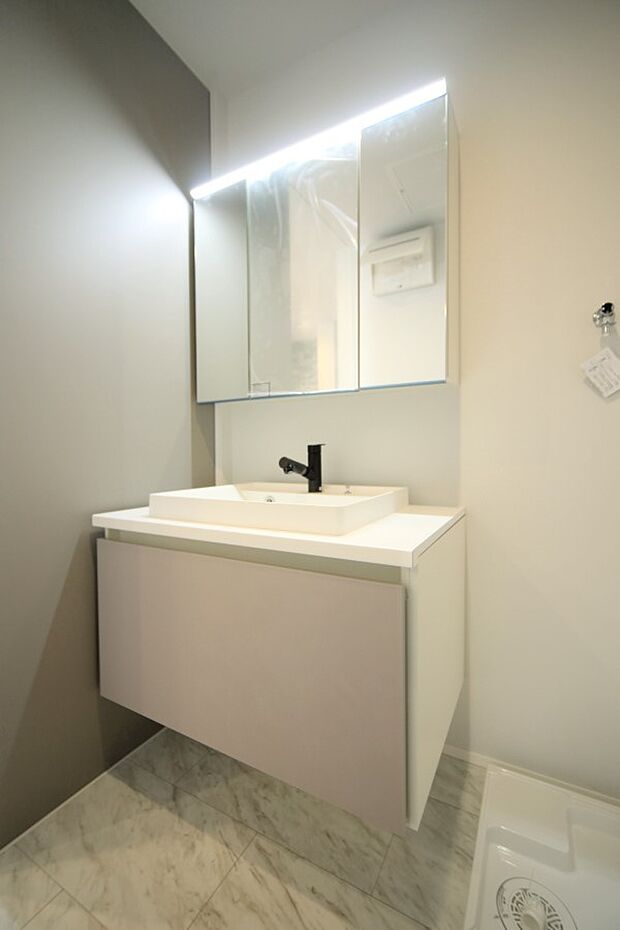 三面鏡のシャンプードレッサーで、お出かけ前の身支度もスムーズに♪