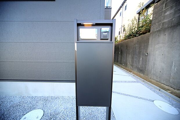 外出中などの不在時に便利な、宅配ボックスがございます。