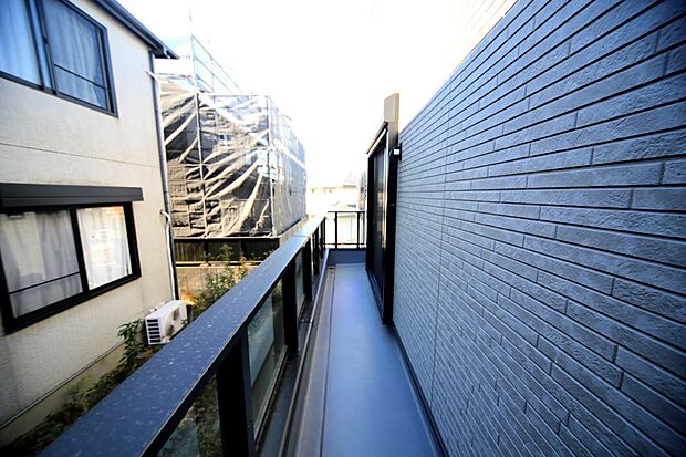 お洗濯物が良く乾きそうな、南向きのワイドバルコニーです♪