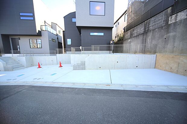 カースペース2台！　道路とフラットですので、車庫入れがしやすいですね♪