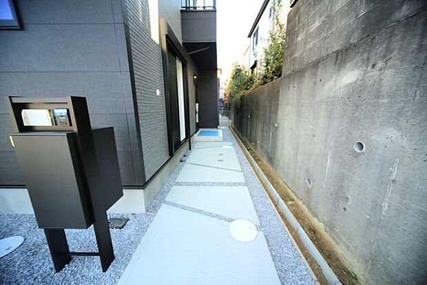 玄関周辺はスペースがございますので、植栽を楽しめそうですね♪