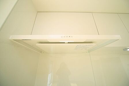 キッチン上部の、レンジ換気扇です。