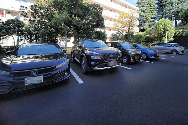 敷地内駐車場です！　駐車場引き続き可能♪
