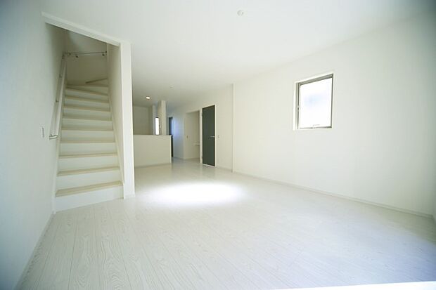 ご家族のコミュニケーションの取りやすい、リビングイン階段となっております♪