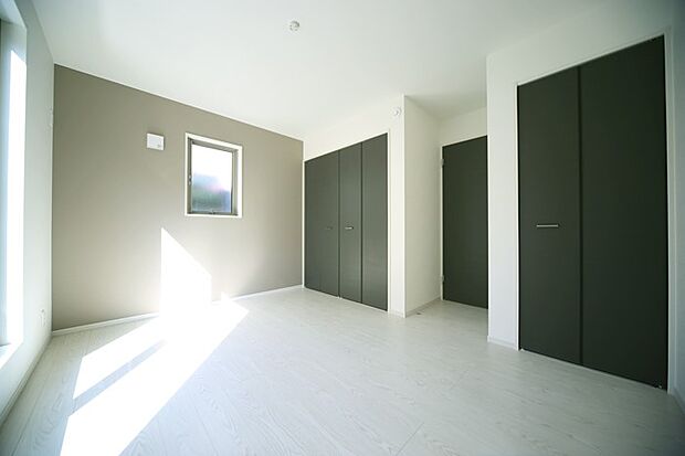 バルコニーに面した、洋室6.5帖となっております♪