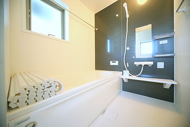 窓のあるゆったり1坪サイズのオートバスで、寛ぎの時間をお過ごしください♪