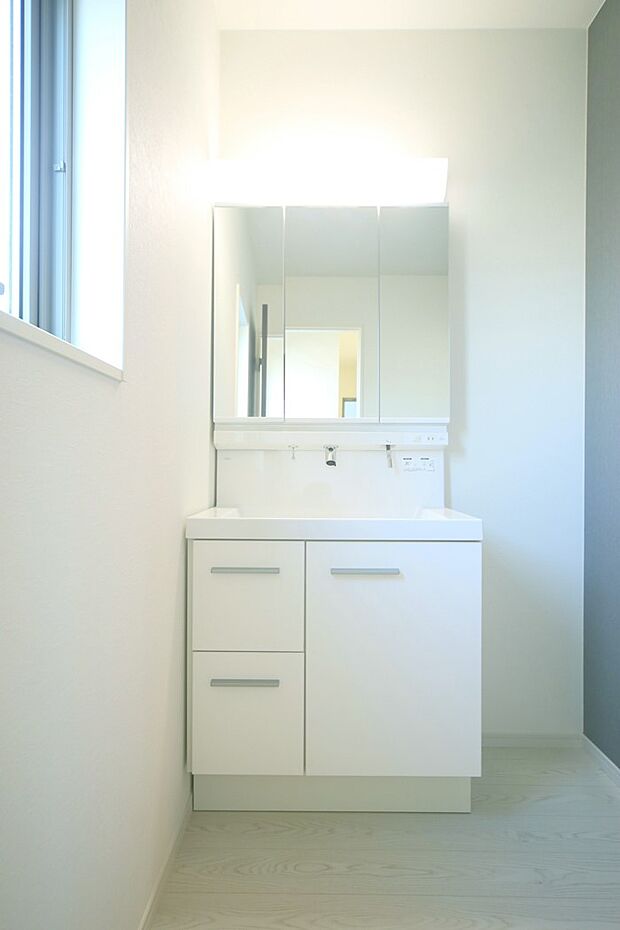 三面鏡のシャンプードレッサーで、お出かけ前の身支度もスムーズに♪