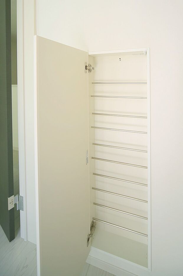 スリッパラックが玄関エリアにございます。