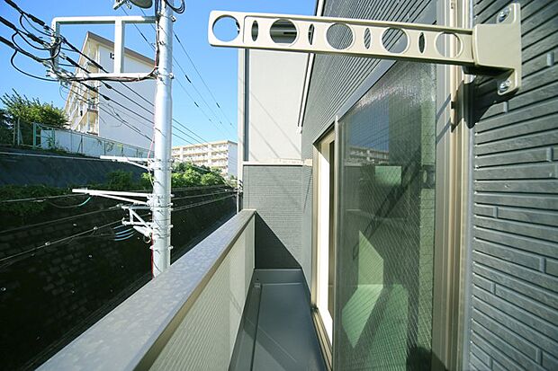 お洗濯物が良く乾きそうな、南向きのバルコニーです♪