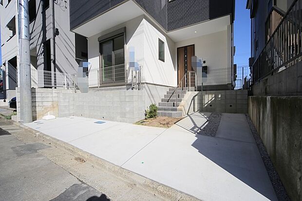 カースペース2台！　道路とフラットですので、車庫入れがしやすいですね♪