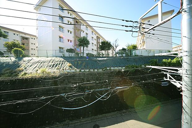 周辺は閑静な住宅地となっております♪