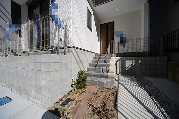 玄関周辺はスペースがございますので、植栽を楽しめそうですね♪