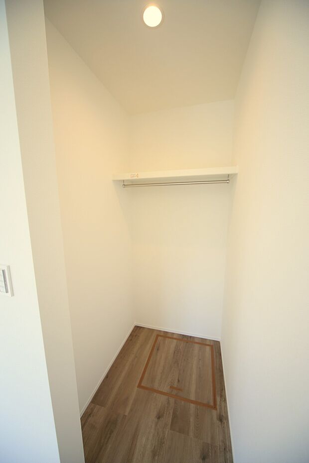 ウォークインクロゼット付きで、お荷物の収納がはかどりますね♪