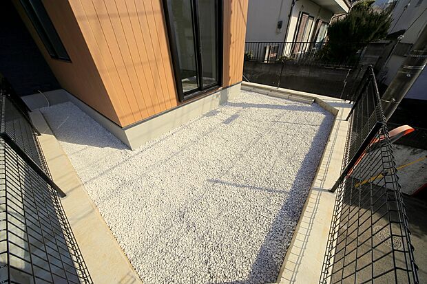 掃出し窓から出られる、お庭スペースがございます♪