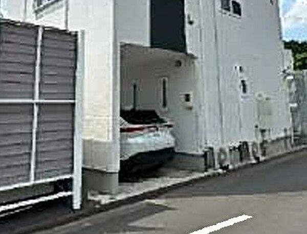 ビルトイン車庫です！　道路とフラットですので、車庫入れがしやすいですね♪