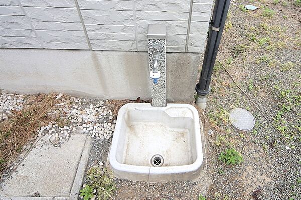 お庭のお手入れなどにも便利な、外水栓がございます。
