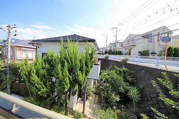 周辺は緑豊かで、閑静な住宅地となっております♪