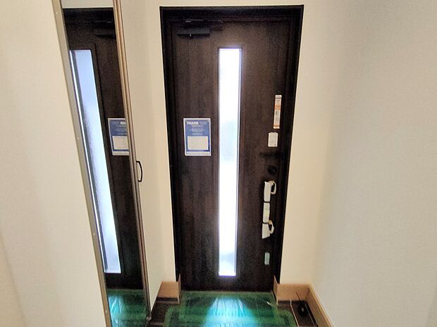 玄関ホールは広く、大き目のシューズボックスもございます。