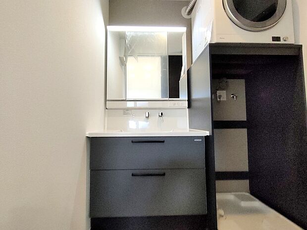 三面鏡のシャンプードレッサーで、お出かけ前の身支度もスムーズに♪