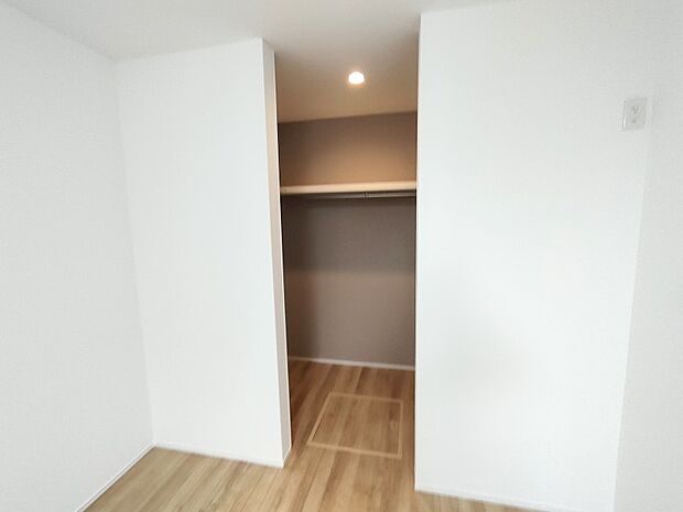 ウォークインクロゼット付きで、お荷物の収納がはかどりますね♪